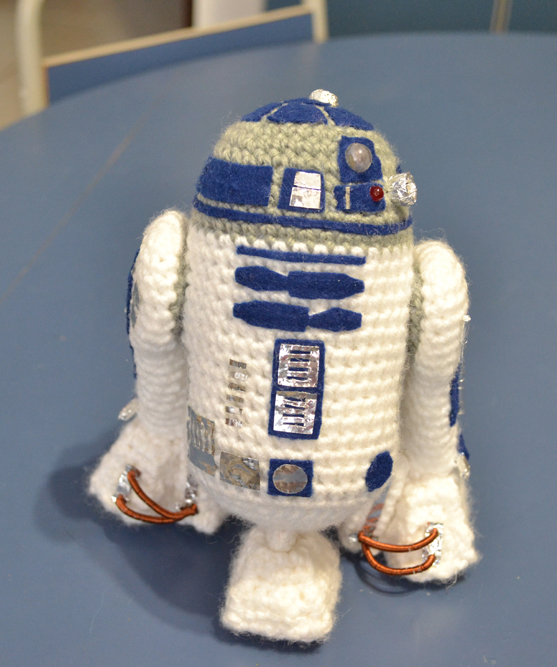 Mini R2D2 Pattern by Miahandcrafter